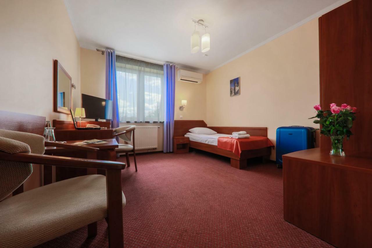 Hotel Restauracja Leliwa Przeworsk Extérieur photo