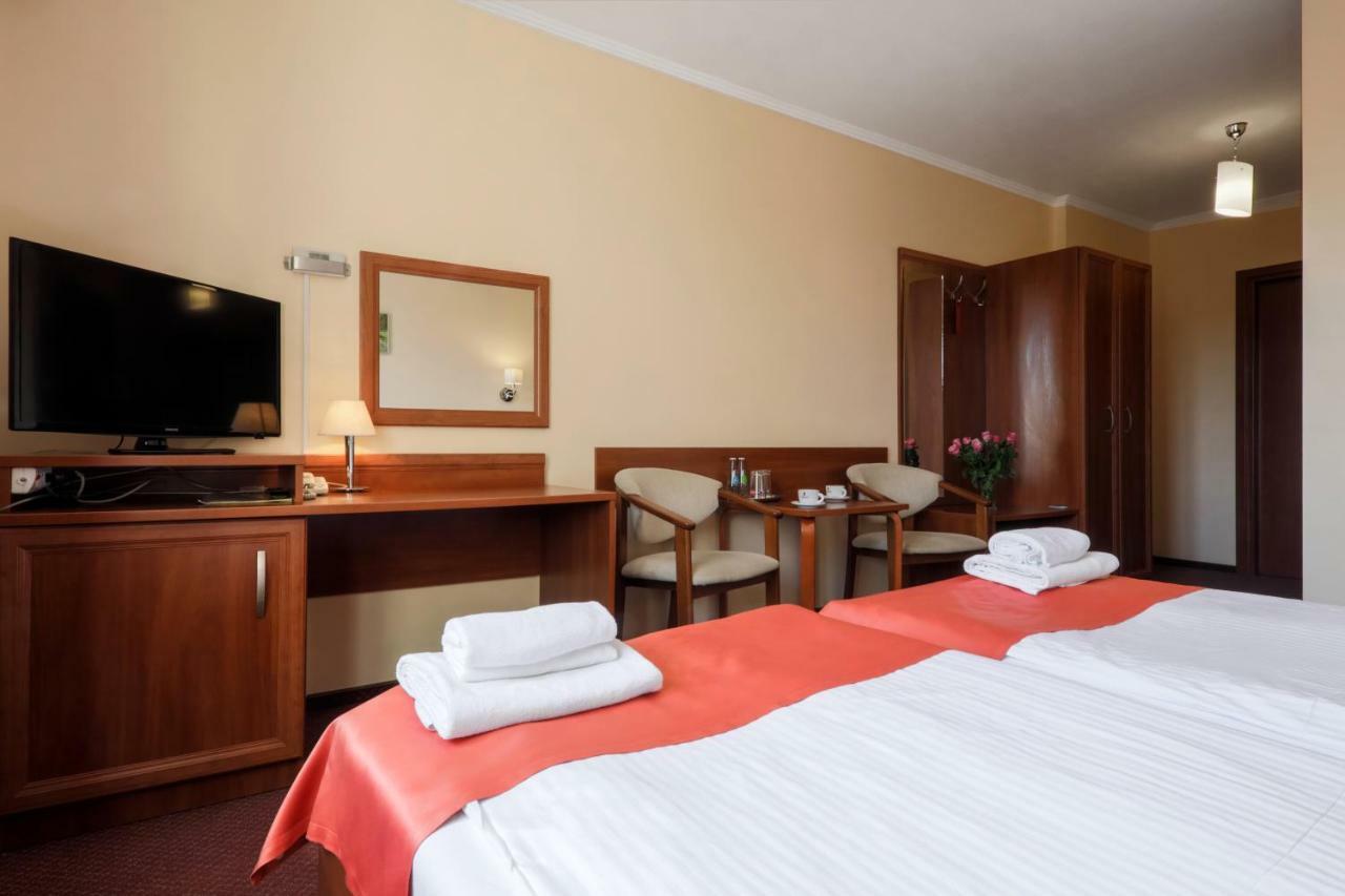 Hotel Restauracja Leliwa Przeworsk Extérieur photo